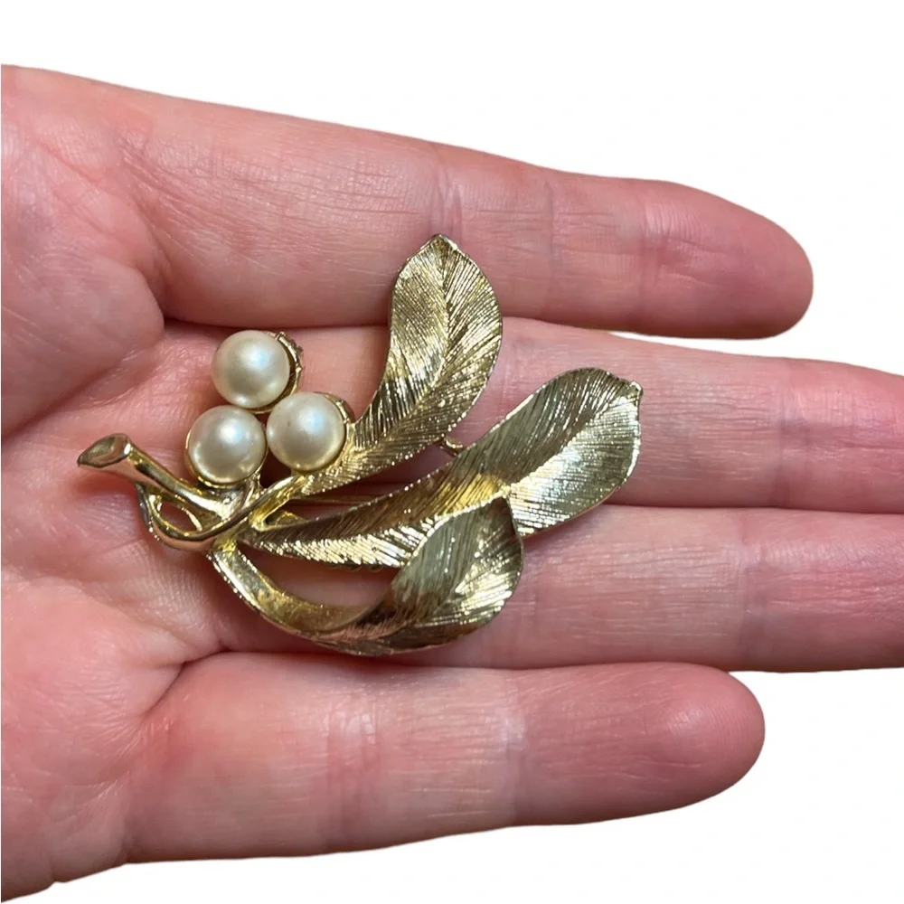 ✨ 3/$15 ✨ Vintage Gold Tone and Pearl Leaf Brooch